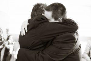 hugging-571076_1920 (800x533)