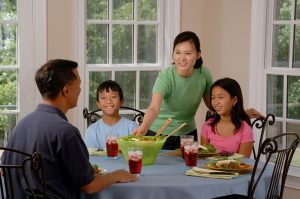 family-eating-at-the-table-619142_1920 800